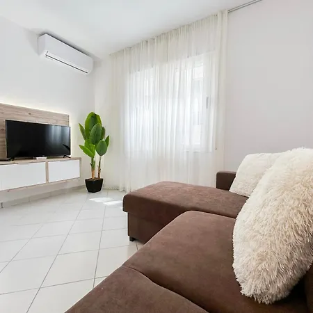 Apartment 2 Bedroom 941 *